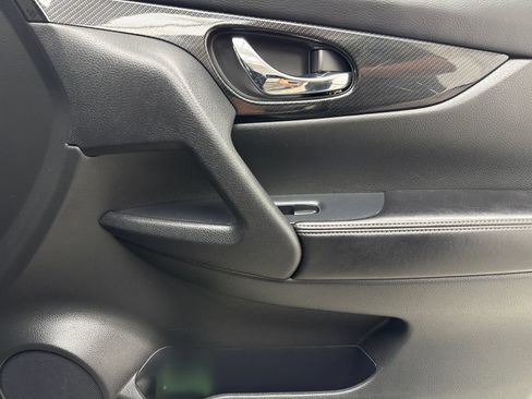 Used 2019 Nissan Rogue SL FWD image 38