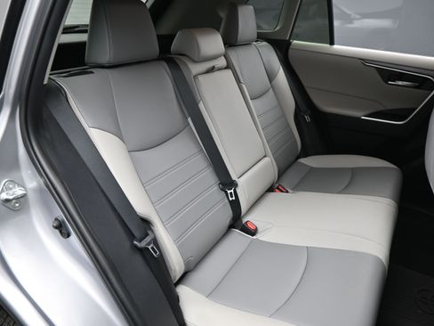 Used 2021 Toyota RAV4 XLE Premium image 14