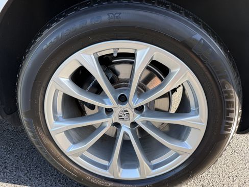 Certified 2022 Porsche Macan image 9