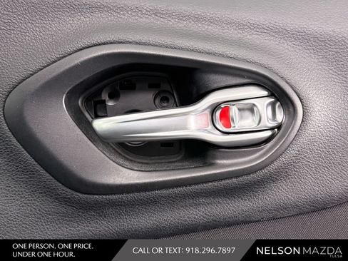 Used 2017 Jeep Cherokee Sport FWD image 42