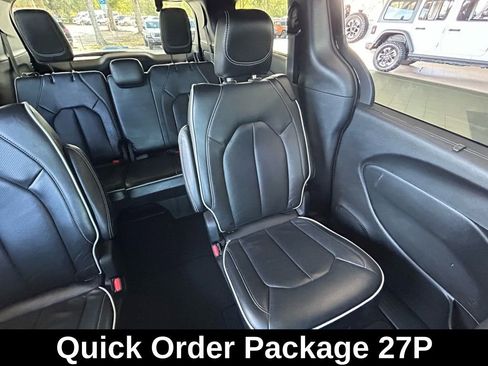 Used 2025 Chrysler Pacifica Limited image 14