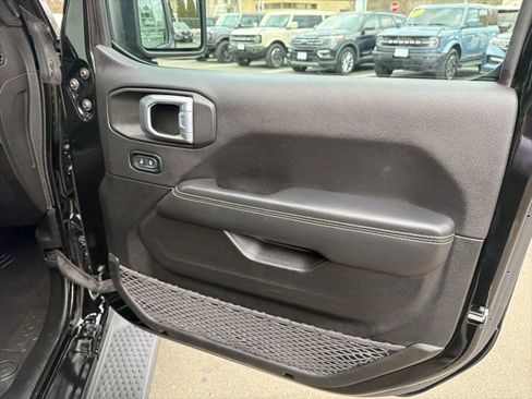 Used 2022 Jeep Wrangler Unlimited Sahara image 11