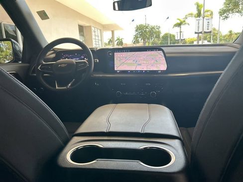 Used 2025 Chevrolet Suburban LS RWD image 28
