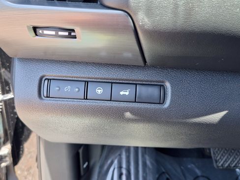 Certified 2025 Nissan Pathfinder SL FWD image 31