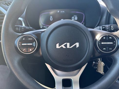Used 2025 Kia Soul LX w/ LX Technology Package FWD image 25