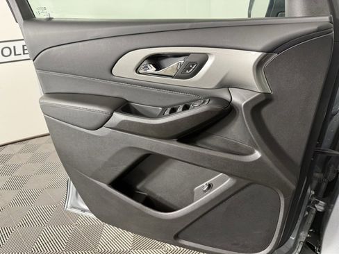 Used 2023 Chevrolet Traverse LT image 13
