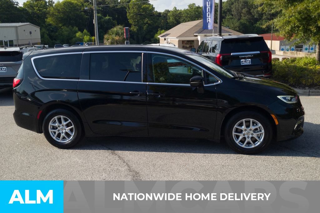 Used 2024 Chrysler Pacifica Touring-L FWD image 4