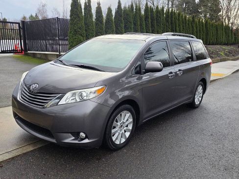 Used 2014 Toyota Sienna XLE image 1