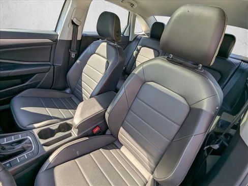 Used 2023 Volkswagen Jetta SE w/ Panoramic Sunroof Package image 10