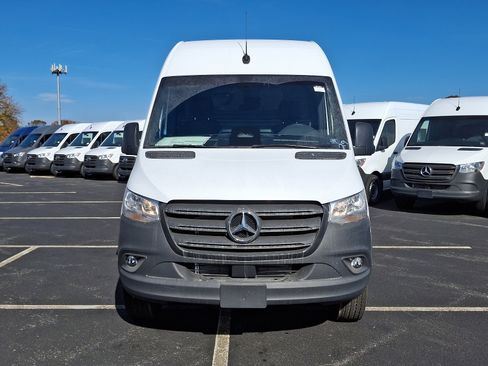 Used 2025 Mercedes-Benz Sprinter 2500 image 2