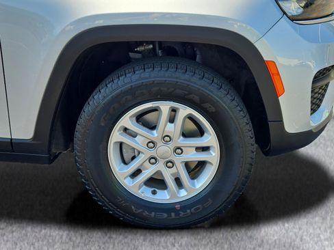 Used 2023 Jeep Grand Cherokee Laredo image 4