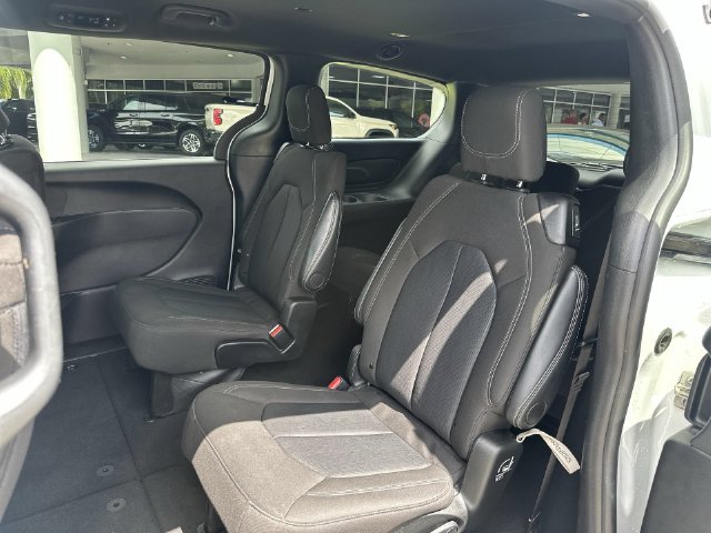 Used 2024 Chrysler Pacifica Touring FWD image 27