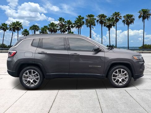 Used 2022 Jeep Compass Latitude AWD/4WD image 5