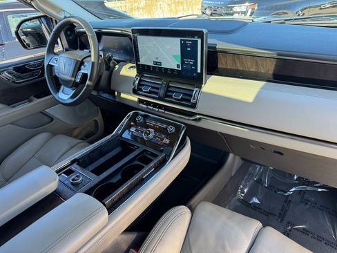 Used 2022 Lincoln Navigator Reserve image 24