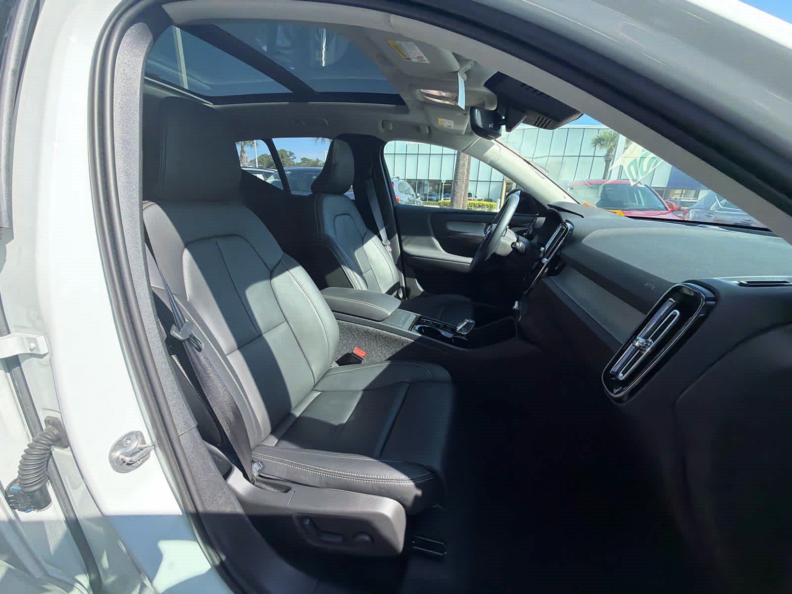 Certified 2025 Volvo XC40 B5 Plus AWD/4WD image 17