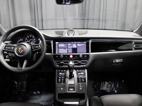 Certified 2025 Porsche Macan image 23