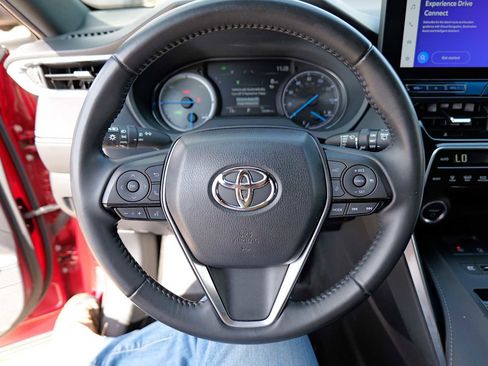 Used 2023 Toyota Venza Nightshade image 12