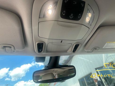 Used 2017 Chrysler Pacifica Limited w/ Advanced Safetytec Group FWD image 19