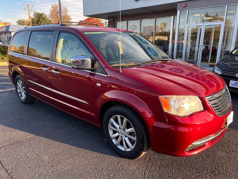 Used 2014 Chrysler Town & Country Touring-L image 4