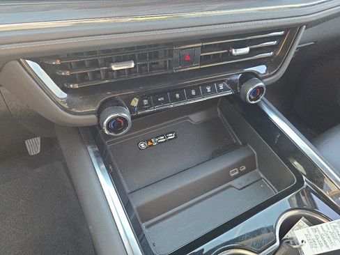 Used 2025 Chevrolet Suburban Z71 image 20