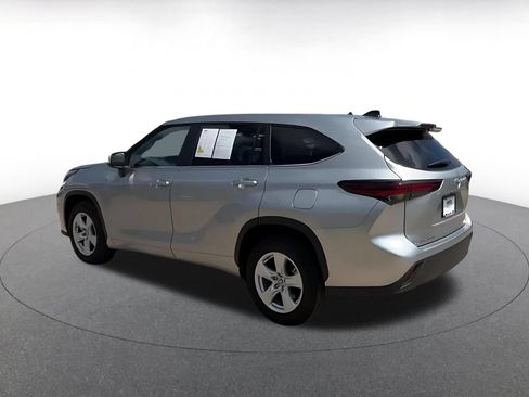 Used 2025 Toyota Highlander LE FWD image 12