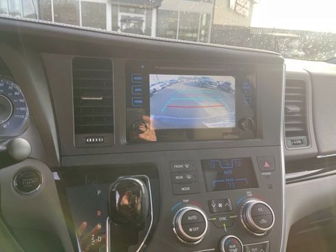 Used 2016 Toyota Sienna XLE Premium image 17