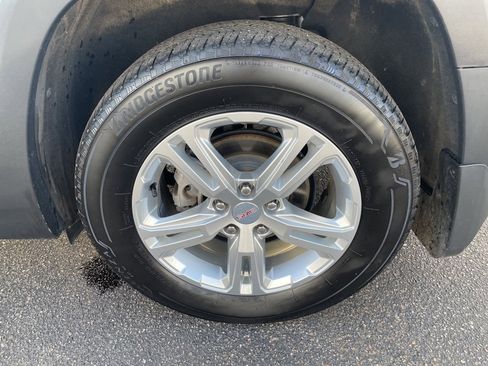 Used 2022 GMC Terrain SLE w/ Driver Convenience Package image 4