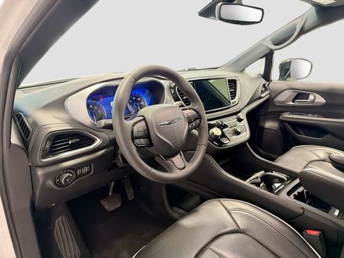Used 2025 Chrysler Pacifica Limited FWD image 9