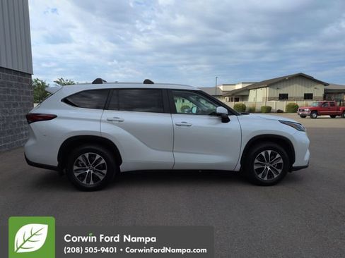 Used 2023 Toyota Highlander XLE AWD/4WD image 2