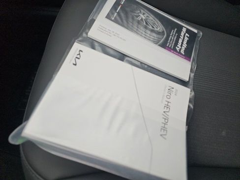 Certified 2024 Kia Niro EX Touring image 30