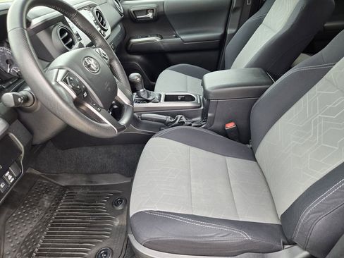 Certified 2022 Toyota Tacoma TRD Off-Road AWD/4WD image 8