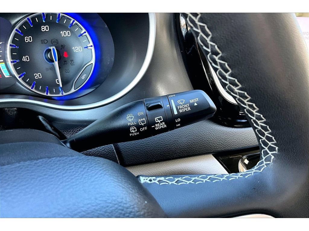 Used 2024 Chrysler Pacifica Touring-L FWD image 21