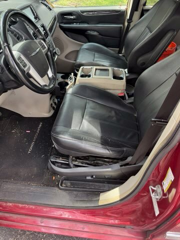 Used 2014 Chrysler Town & Country Touring FWD image 8