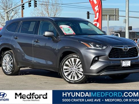 Used 2023 Toyota Highlander Platinum image 1