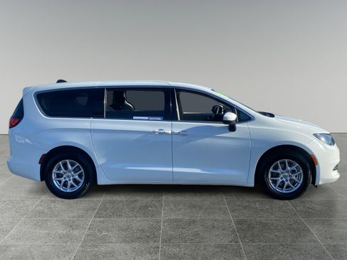 Used 2023 Chrysler Voyager LX FWD image 6