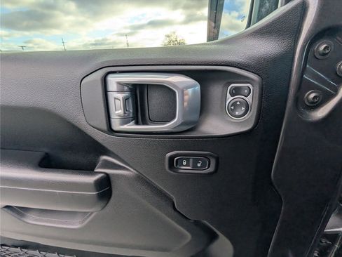 Used 2021 Jeep Gladiator Willys image 14