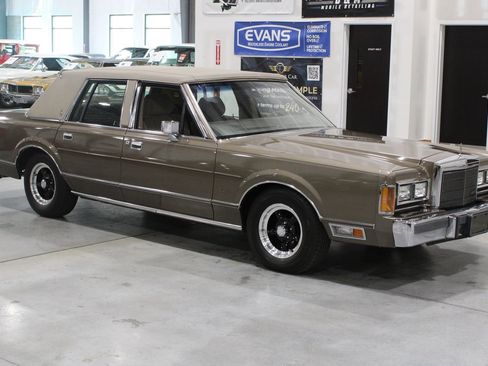 Used 1989 Lincoln Town Car RWD image 18