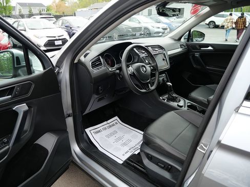 Used 2021 Volkswagen Tiguan SE w/ Panoramic Sunroof Package AWD/4WD image 9