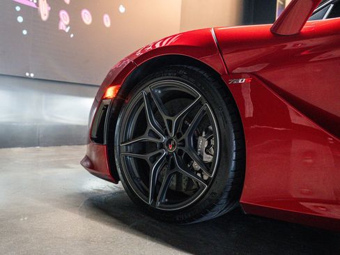 Used 2018 McLaren 720S RWD image 16