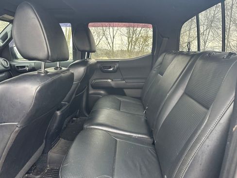 Used 2018 Toyota Tacoma TRD Off-Road w/ TRD Premium Off Road Package image 6