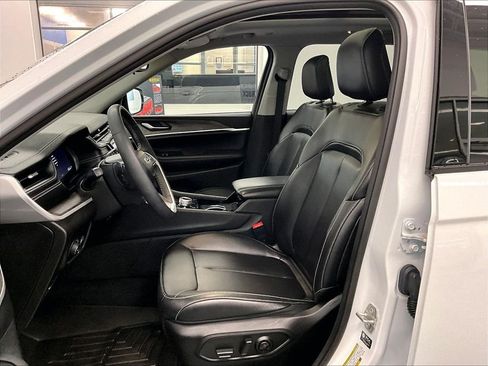 Used 2023 Jeep Grand Cherokee L Limited AWD/4WD image 10
