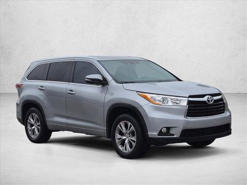 Used 2015 Toyota Highlander XLE FWD image 3