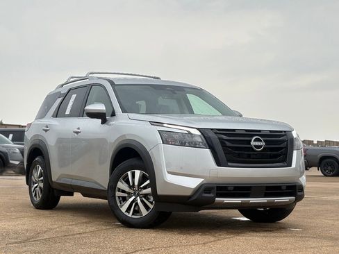 New 2025 Nissan Pathfinder SL image 2