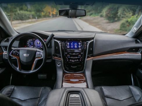 Used 2018 Cadillac Escalade 2WD image 17