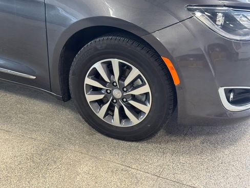 Used 2020 Chrysler Pacifica Touring-L Plus image 4