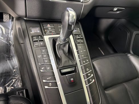 Used 2018 Porsche Macan image 21