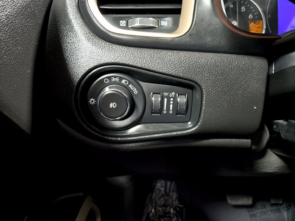Used 2016 Jeep Renegade Latitude AWD/4WD image 14