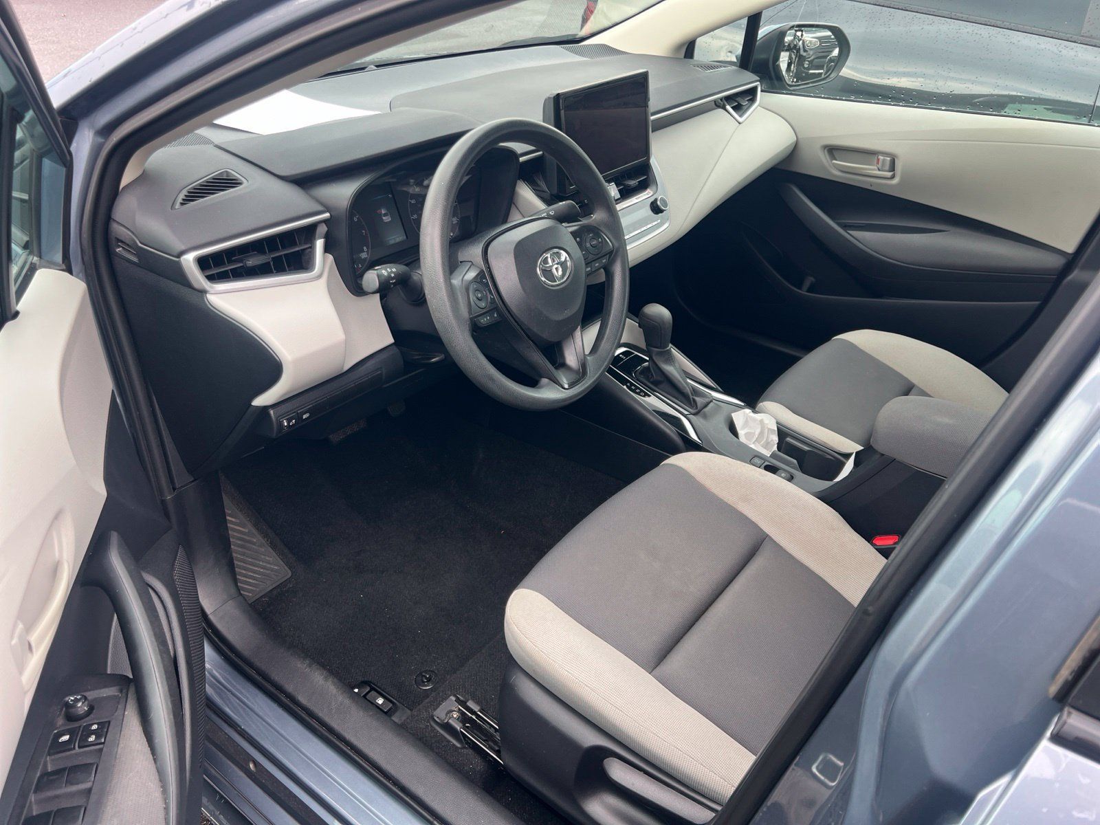 Used 2024 Toyota Corolla LE FWD image 5
