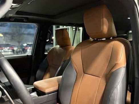 Used 2024 Lexus GX 550 w/ Accessory Package (31) image 9