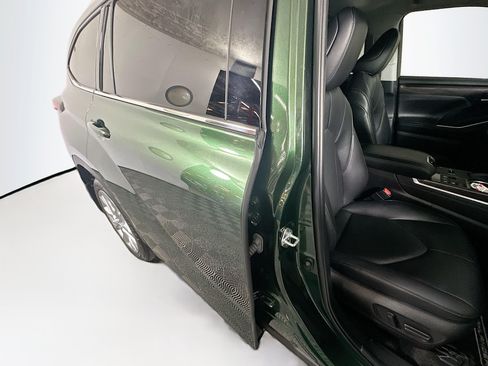 Used 2024 Toyota Highlander Limited FWD image 28